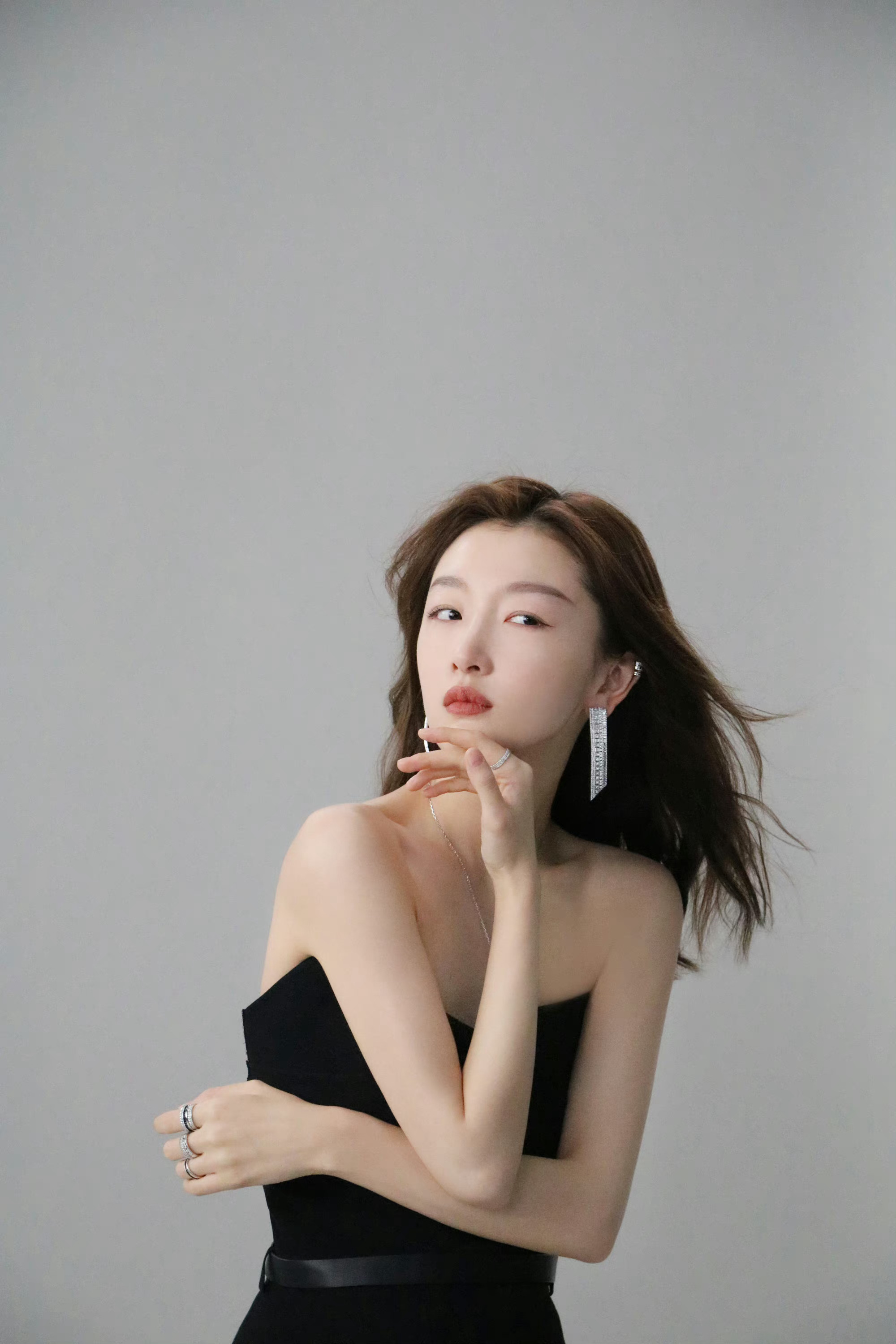 周冬雨抹胸黑裙侧拍图～ 性感美背 酷飒气场,锁骨也好绝!