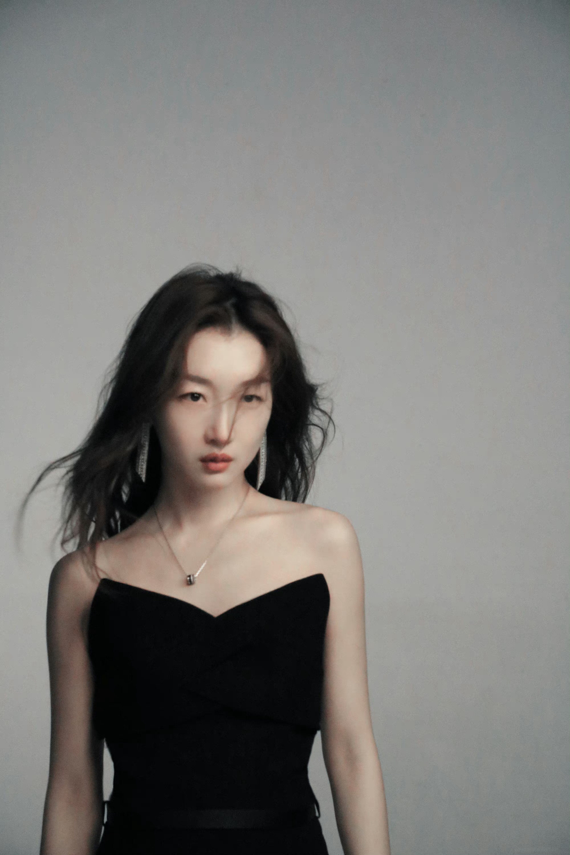 周冬雨抹胸黑裙侧拍图～ 性感美背 酷飒气场,锁骨也好绝!