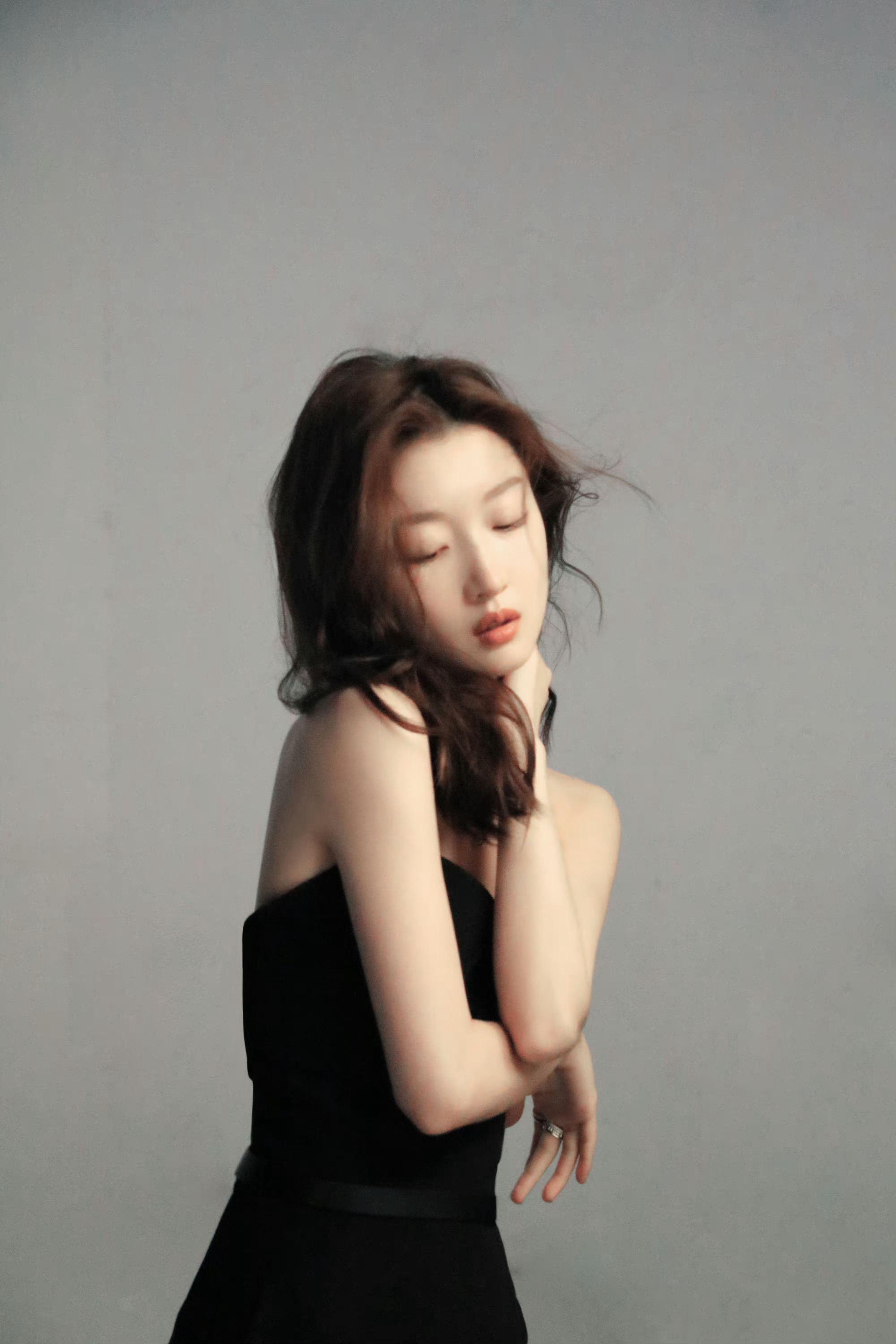 周冬雨抹胸黑裙侧拍图～ 性感美背 酷飒气场,锁骨也好绝!