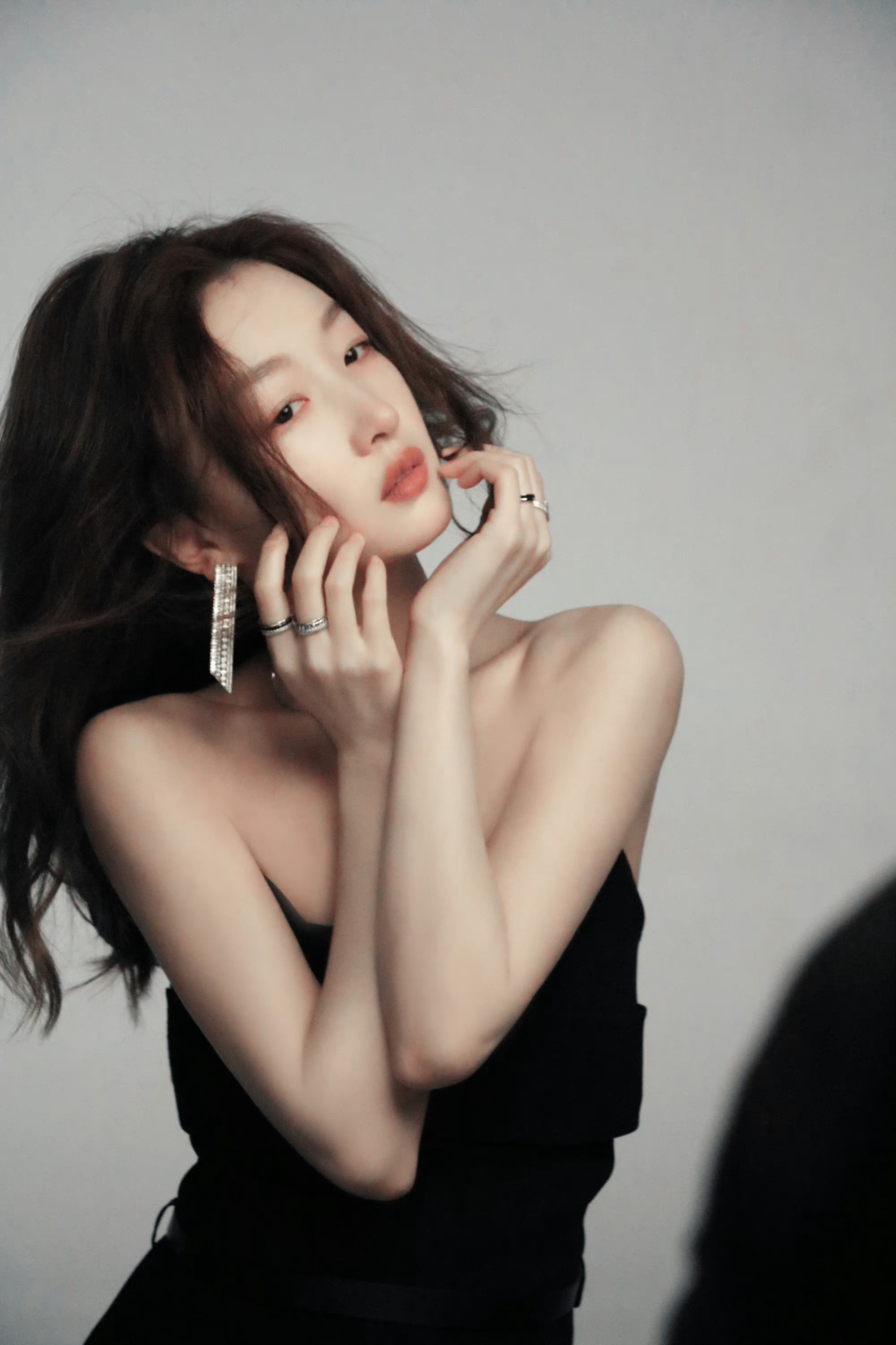 周冬雨抹胸黑裙侧拍图～ 性感美背 酷飒气场,锁骨也好绝!