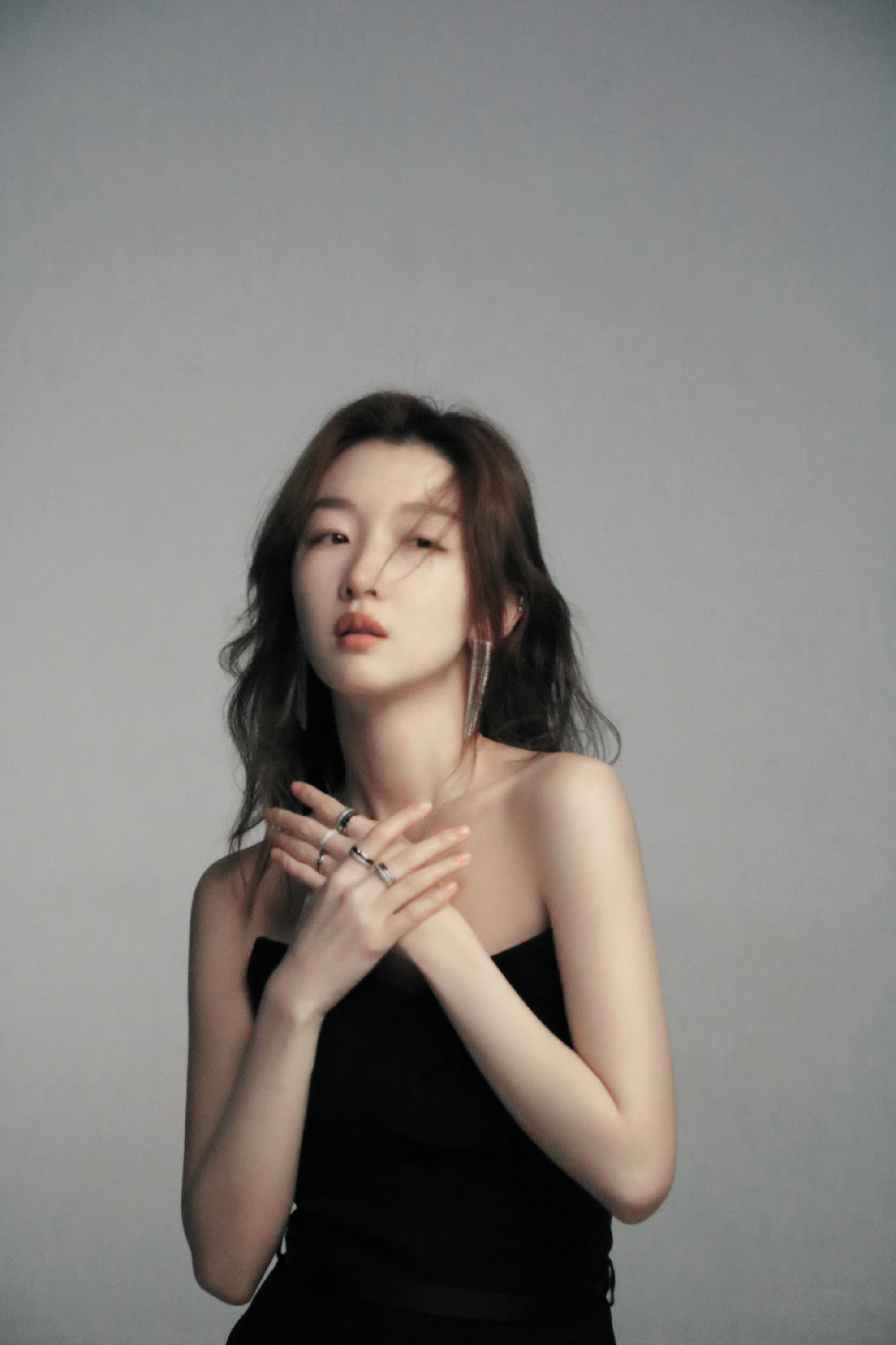 周冬雨抹胸黑裙侧拍图～ 性感美背 酷飒气场,锁骨也好绝!