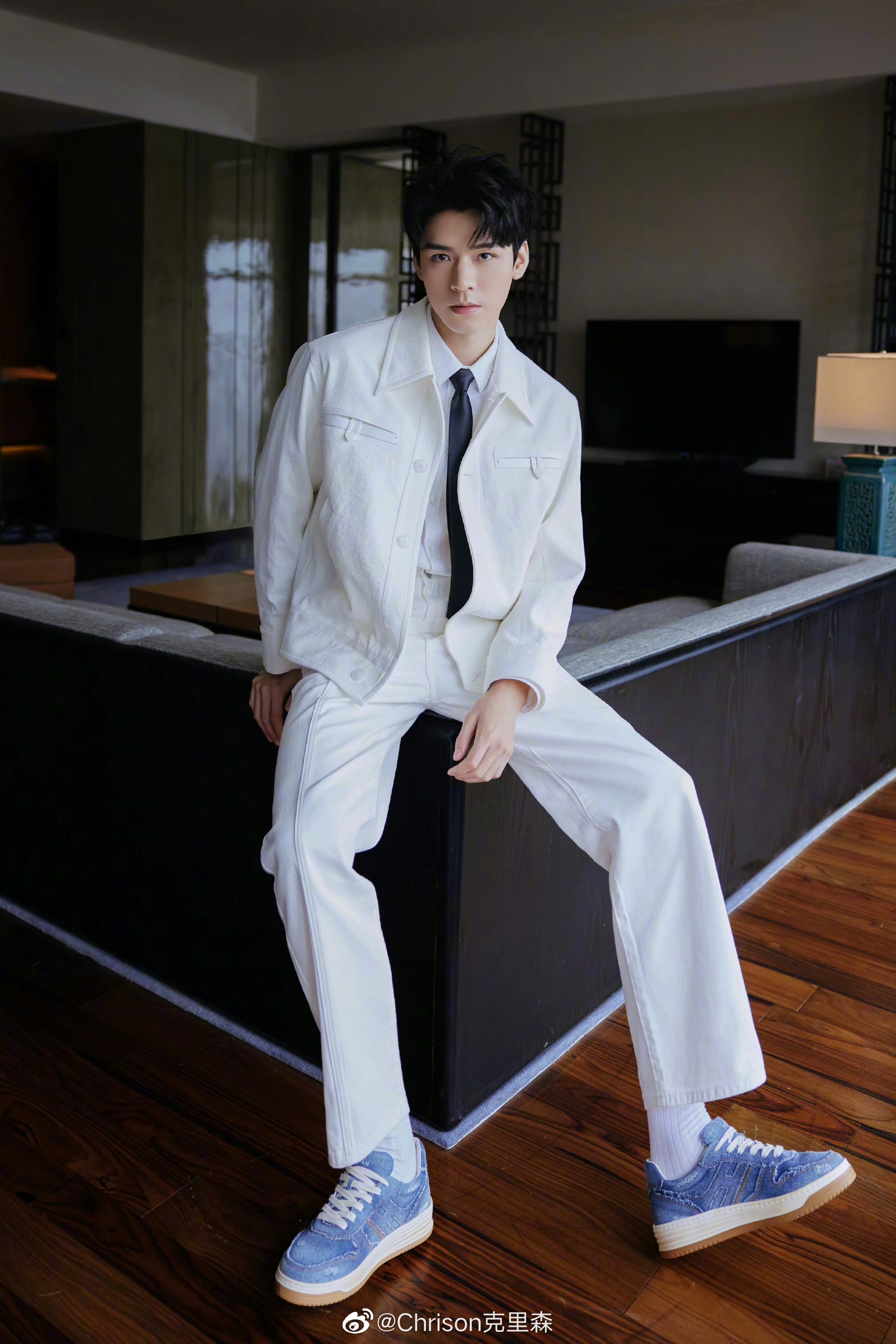 龚俊x hogan ┊ 清爽的全白套装搭配牛仔休闲鞋……_高清图集_新浪网