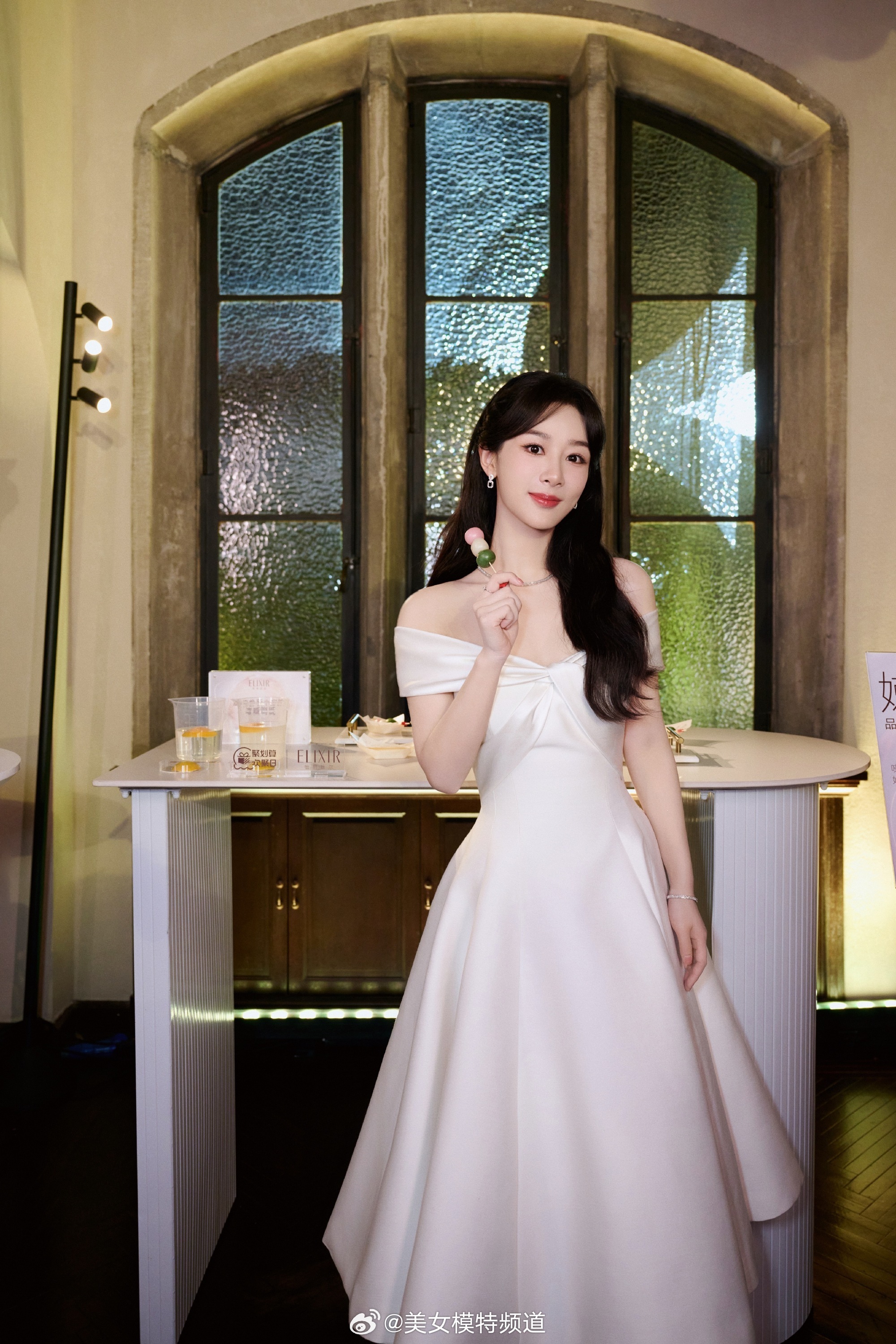 杨紫白色礼服裙