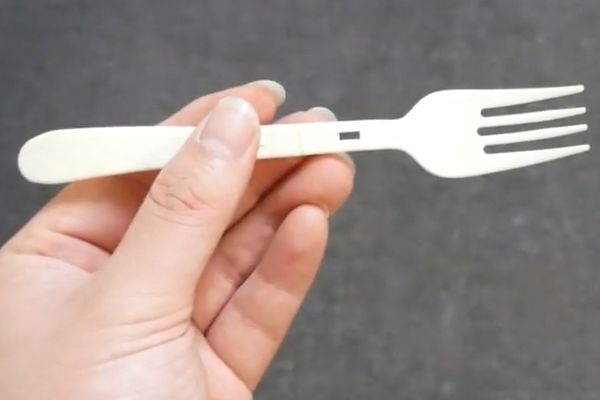 泡面里的叉子不要扔,聪明的人都把它当成宝,放卫生间太实用了!