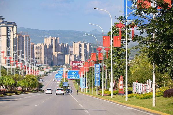 自贡市荣县悬挂800面鲜红国旗喜迎国庆休闲区蓝鸢梦想 - Www.slyday.coM