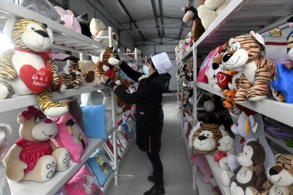 1月22日,在黄升镇煌盛玩具有限公司成品车间,质量检测员在检查出口