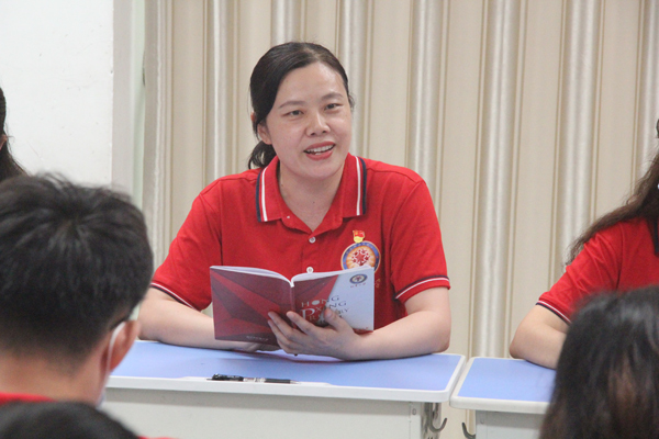 南宁市红星小学召开庆祝五四青年节教师座谈会