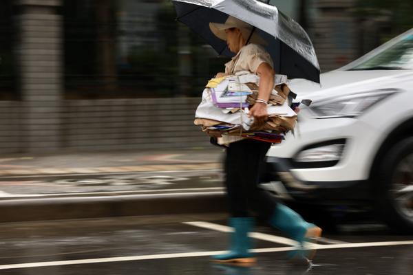 黑云压城暴雨来!郑州发布雷暴大风黄色预警休闲区蓝鸢梦想 - Www.slyday.coM 黑云压城暴雨来!郑州发布雷暴大风黄色预警休闲区蓝鸢梦想 - Www.slyday.coM