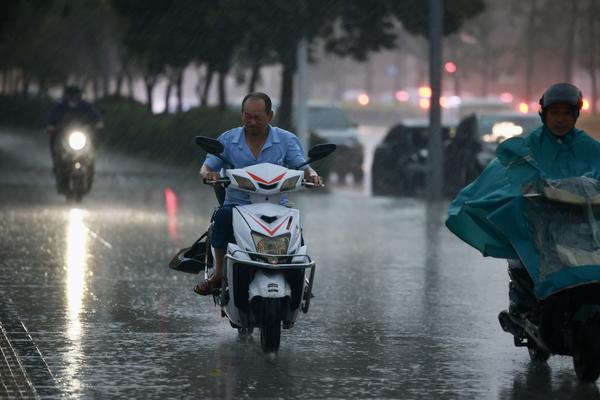 黑云压城暴雨来!郑州发布雷暴大风黄色预警休闲区蓝鸢梦想 - Www.slyday.coM 黑云压城暴雨来!郑州发布雷暴大风黄色预警休闲区蓝鸢梦想 - Www.slyday.coM