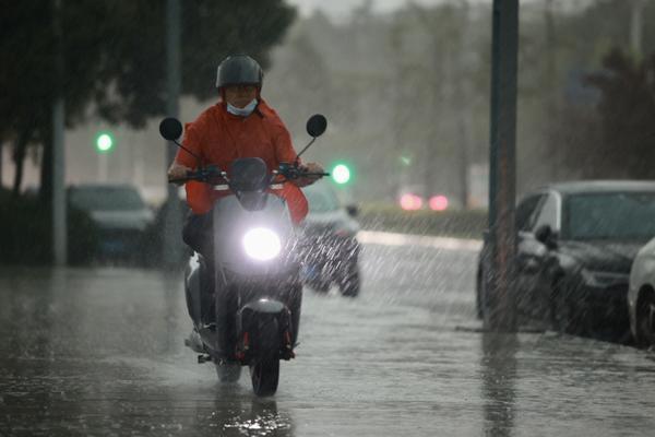 黑云压城暴雨来!郑州发布雷暴大风黄色预警休闲区蓝鸢梦想 - Www.slyday.coM 黑云压城暴雨来!郑州发布雷暴大风黄色预警休闲区蓝鸢梦想 - Www.slyday.coM