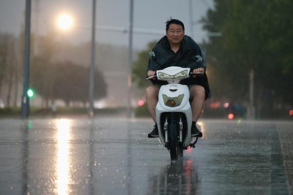 黑云压城暴雨来!郑州发布雷暴大风黄色预警休闲区蓝鸢梦想 - Www.slyday.coM 黑云压城暴雨来!郑州发布雷暴大风黄色预警休闲区蓝鸢梦想 - Www.slyday.coM