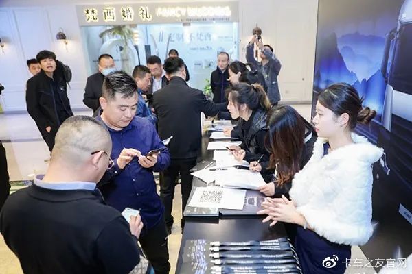奔驰卡车青岛品鉴会 听听用户客观评价都说啥 | 卡车之友网(青岛奔驰4s店地址在什么地方)