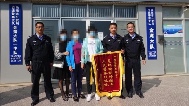 女子骑车没被撞，却进ICU！交警还原现场找到原因：她骑车分心且没戴头盔休闲区蓝鸢梦想 - Www.slyday.coM