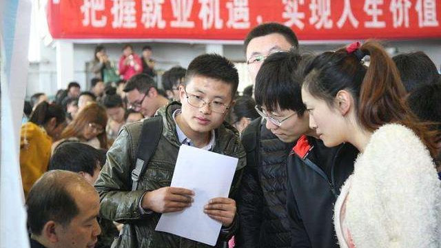 失业率创新高!不止年轻人面临失业危机,“中年危机”也会来临|招聘|找工作|失业_新浪新闻