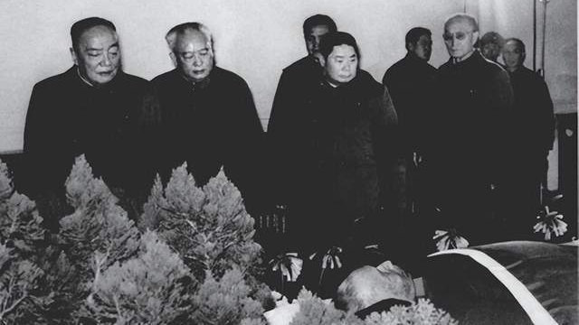 1984年粟裕逝世，在他的遗体前站着4位军队首长，他们都是谁？|张爱萍|粟裕|杨得志_新浪新闻