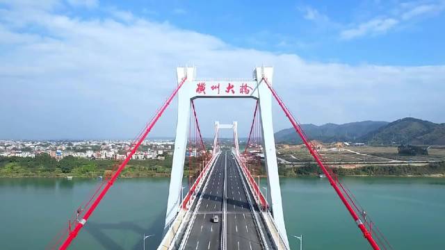 广西第一座公路钢箱梁悬索桥横州大桥建成通车