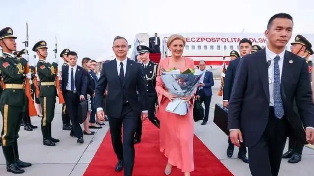 波兰总统携夫人抵达北京访华！夫人穿粉裙好惊艳，178公分像超模|杜达|波兰|伽达_新浪新闻