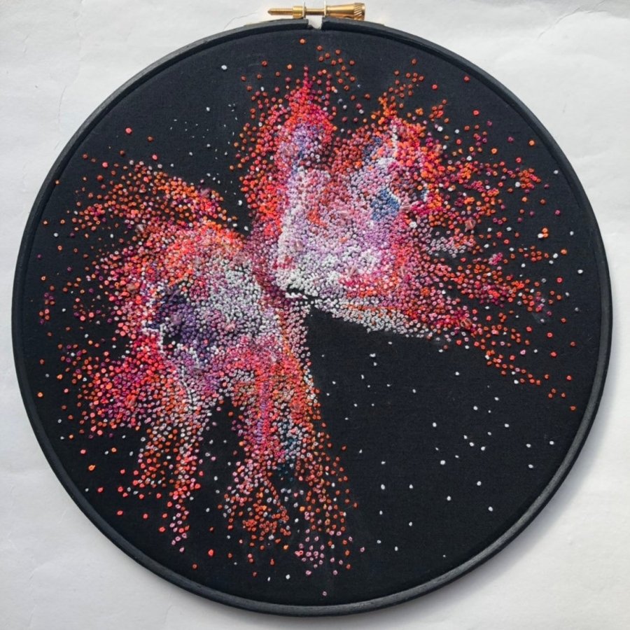 英国艺术家 stacey jones 的刺绣作品,宛若银河系的星空一般神秘.