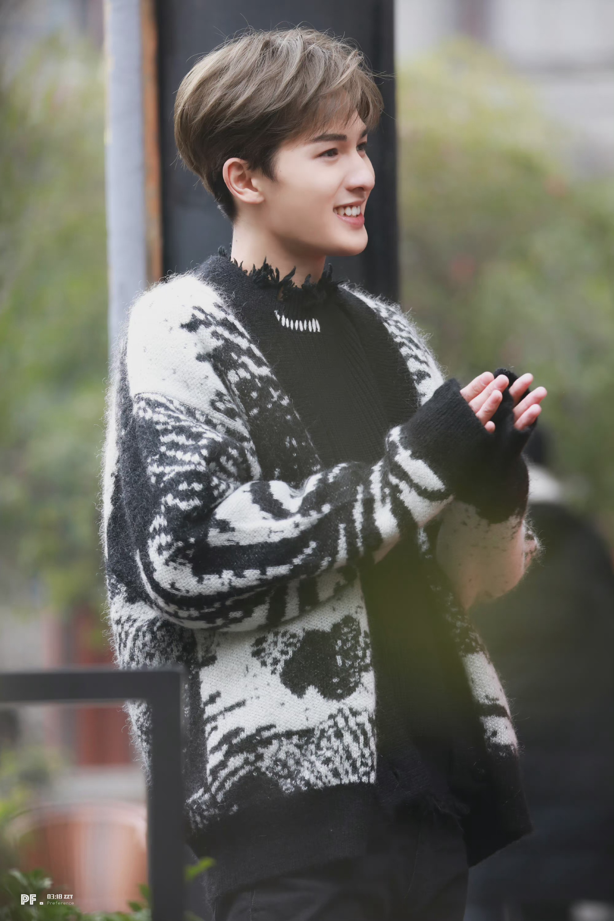 朱正廷综艺录制路透,发色好好看啊,简单清爽的大帅哥!