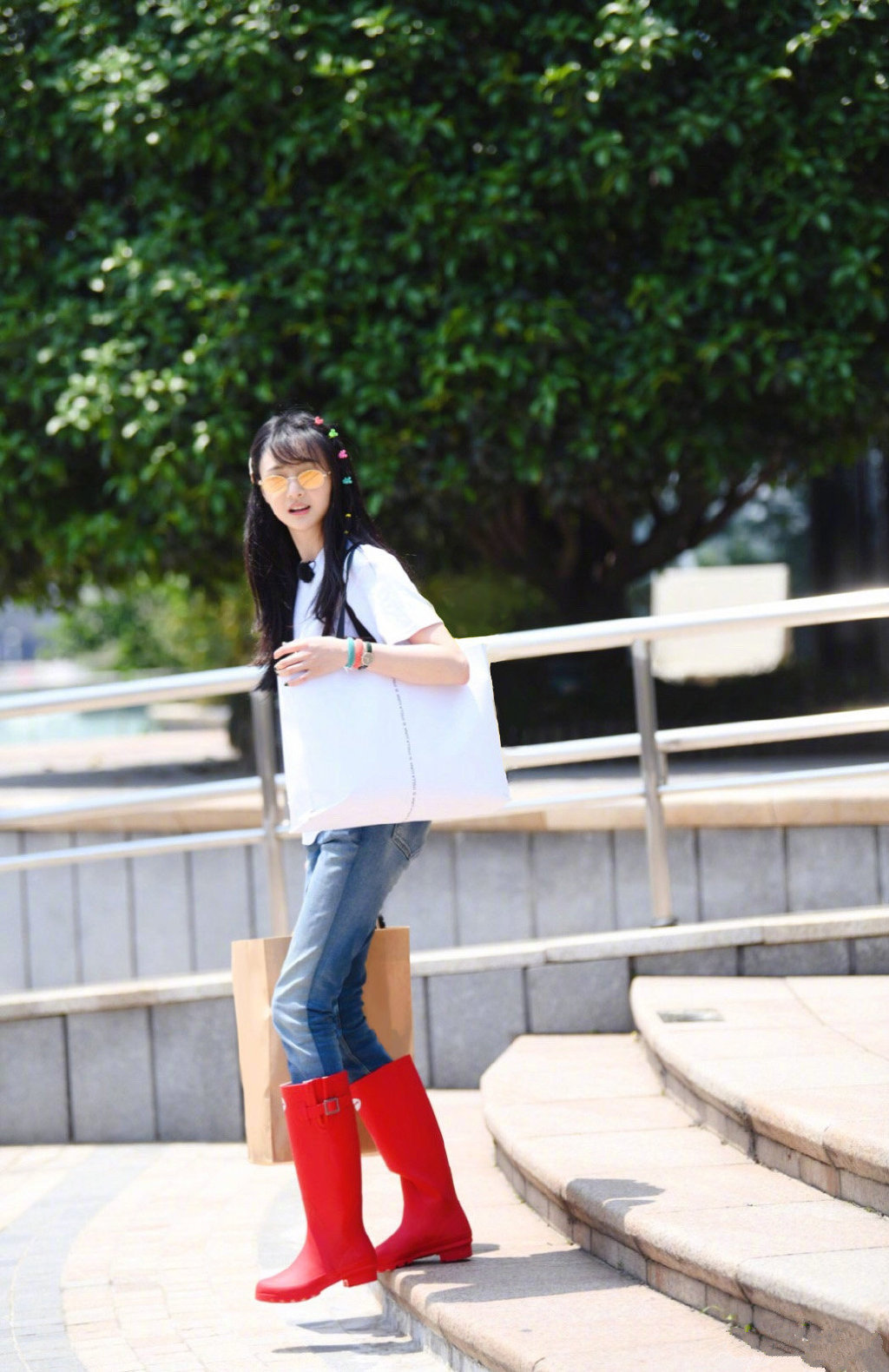 郑爽身着白t搭配蓝色牛仔裤和红雨靴