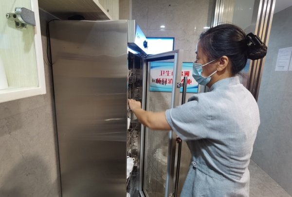 吴宫大酒店消毒间为了尽量减少人员接触,吴宫大酒店还安排了智能机器