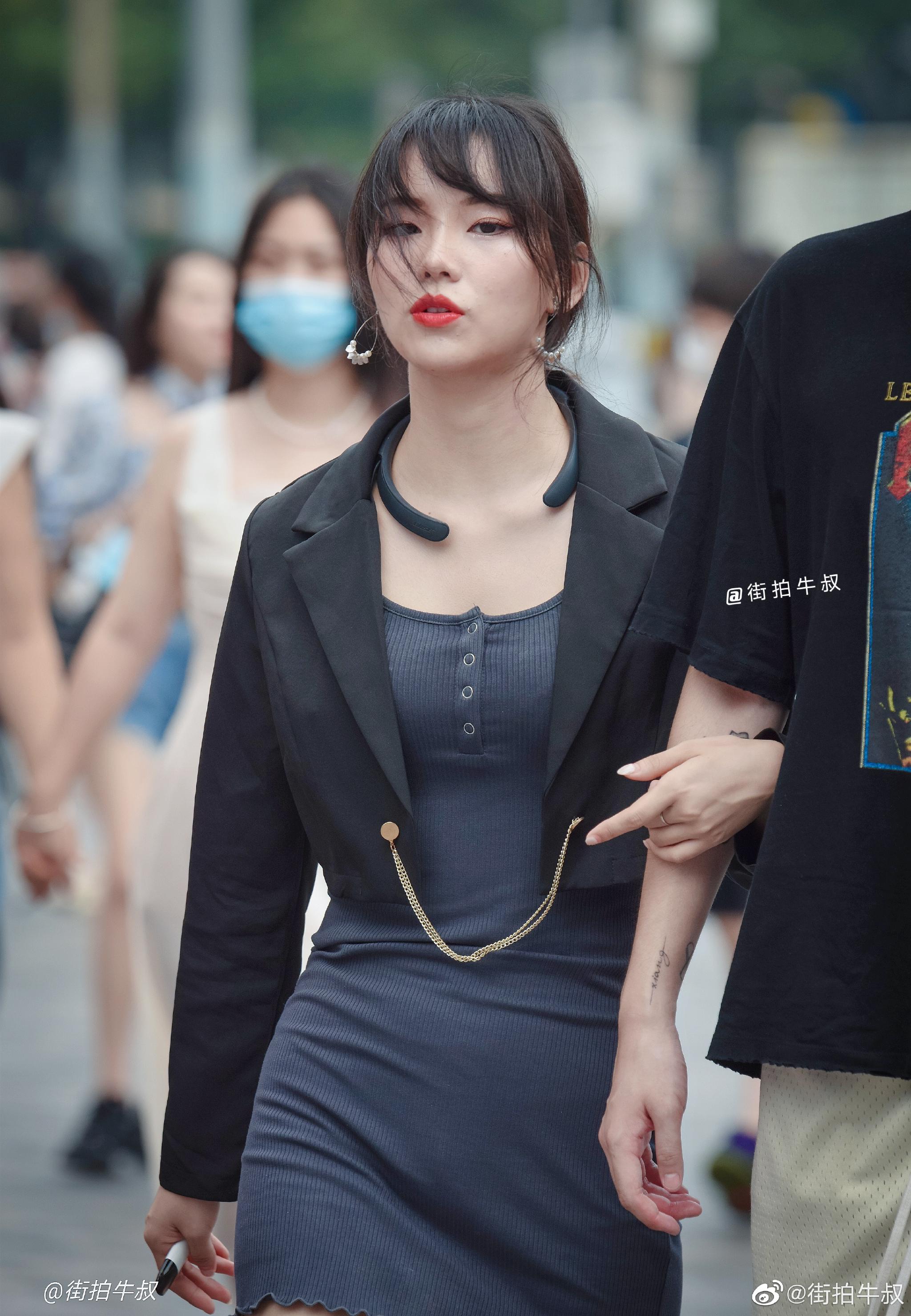 美女穿着很酷的修身小西装出街