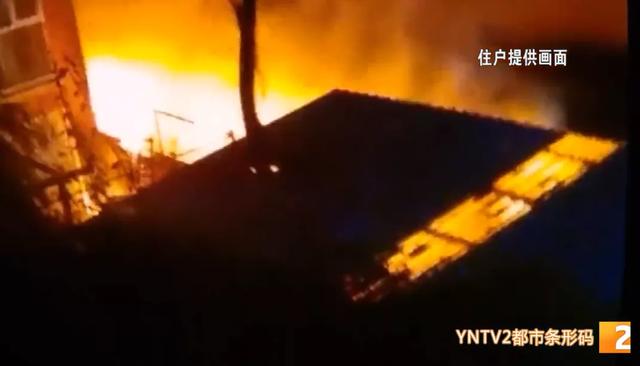 冒烟起火!有爆炸声!昆明一小区电动车爆燃,近30辆车烧成铁架休闲区蓝鸢梦想 - Www.slyday.coM 冒烟起火!有爆炸声!昆明一小区电动车爆燃,近30辆车烧成铁架休闲区蓝鸢梦想 - Www.slyday.coM