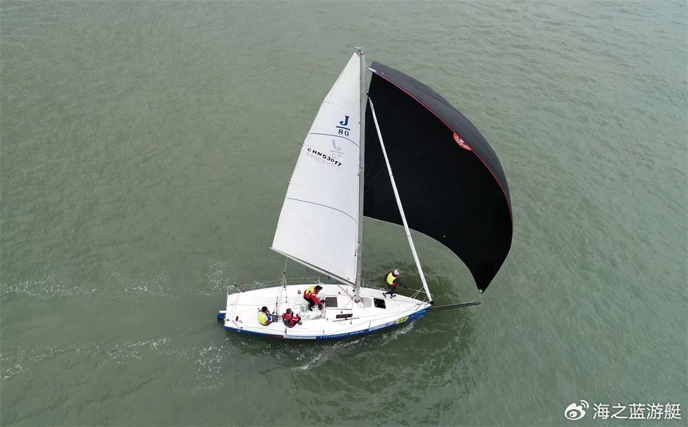 近年来刚刚兴趣的水上超跑,凭借酷炫的造型,燃擎的速度和刺激新颖的