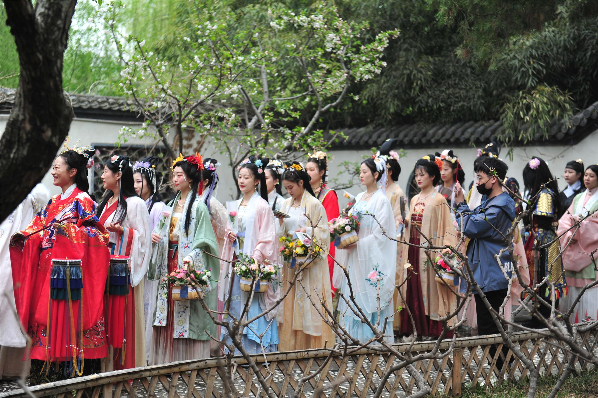 本次花朝节活动迎来众多身着汉服的爱好者们参与,来到此处体验丰富的