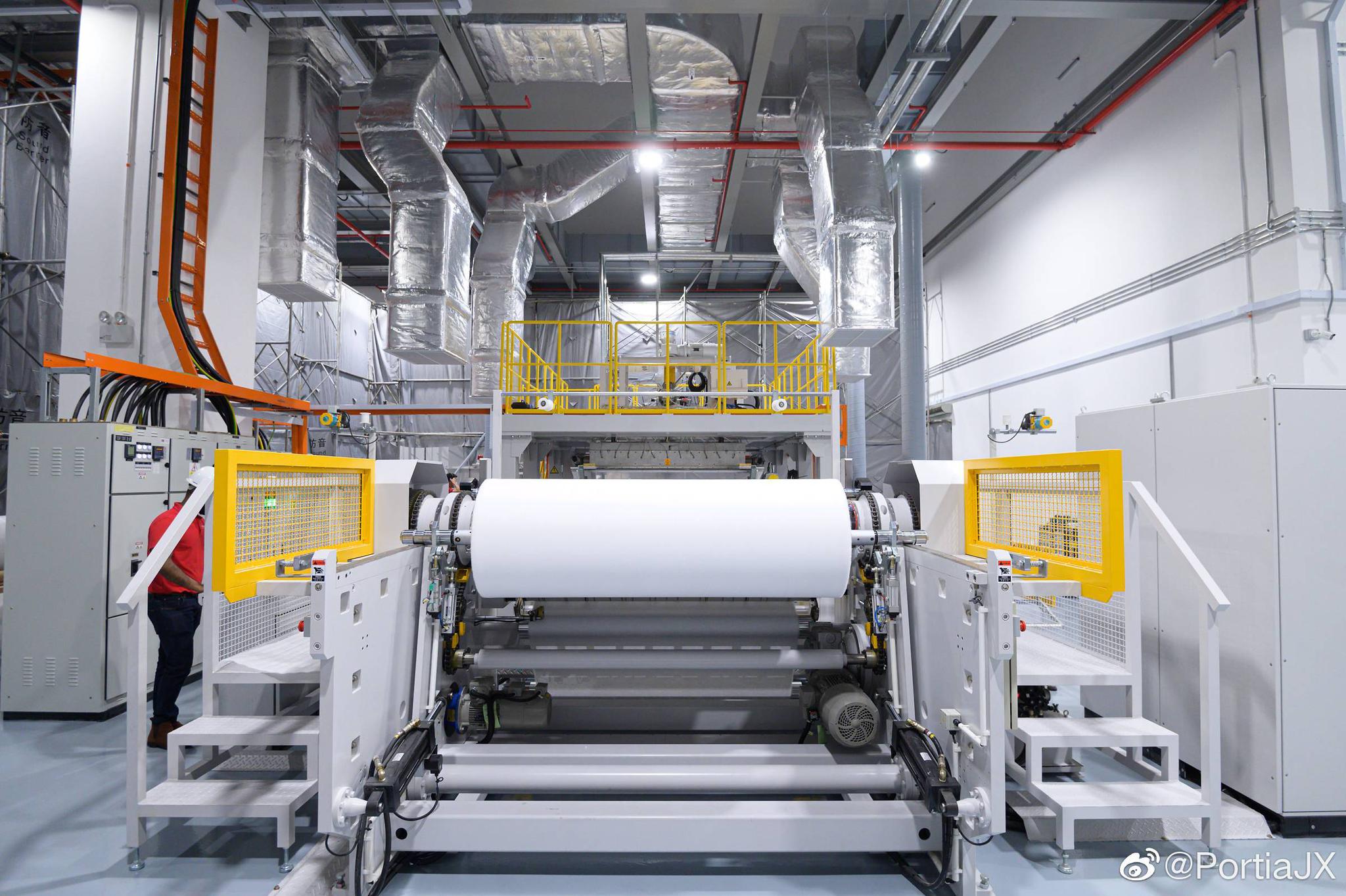 自去年引进制作口罩过滤片的熔喷布机器后