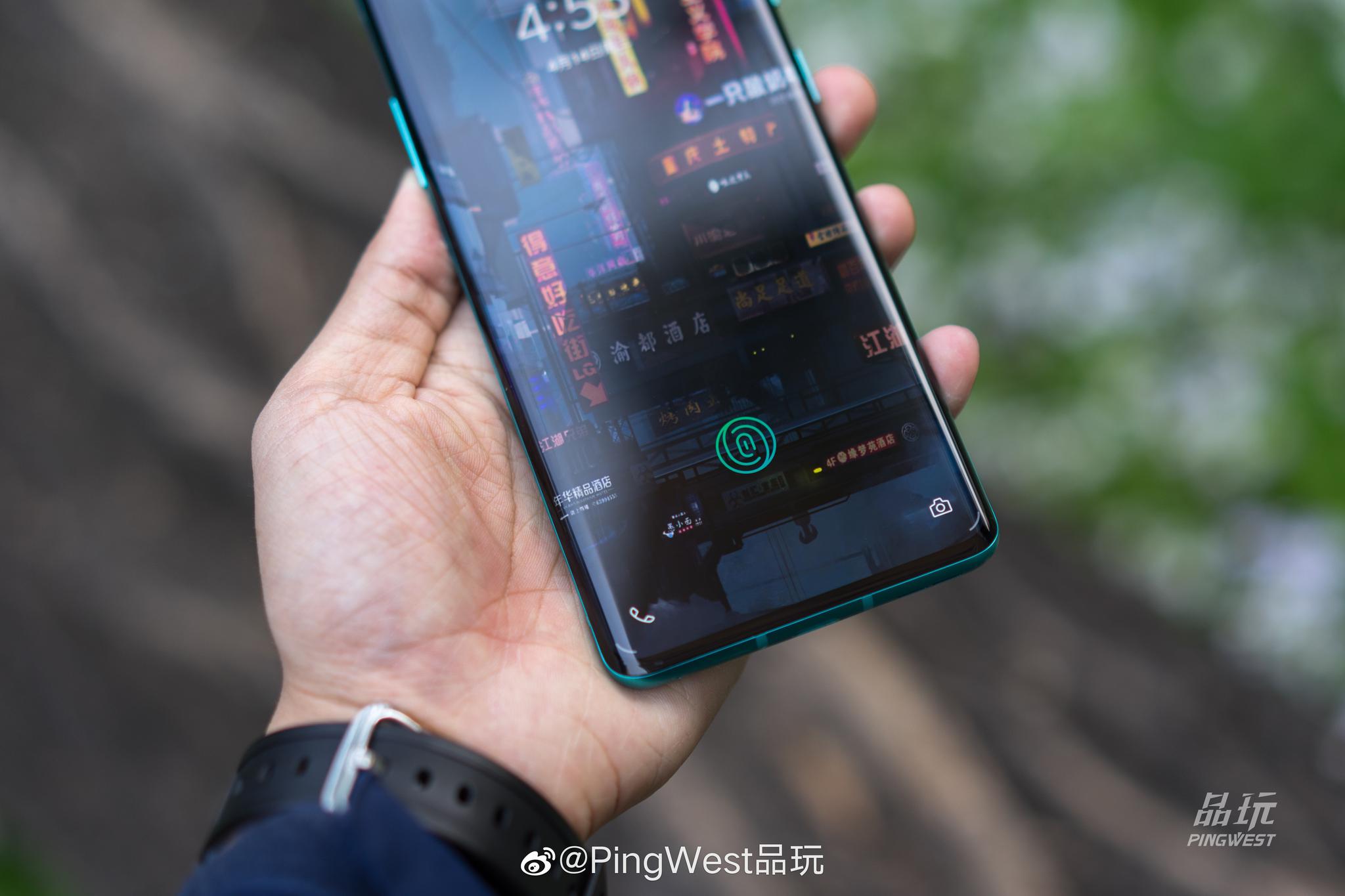 一加8pro将旗舰屏幕死磕到底