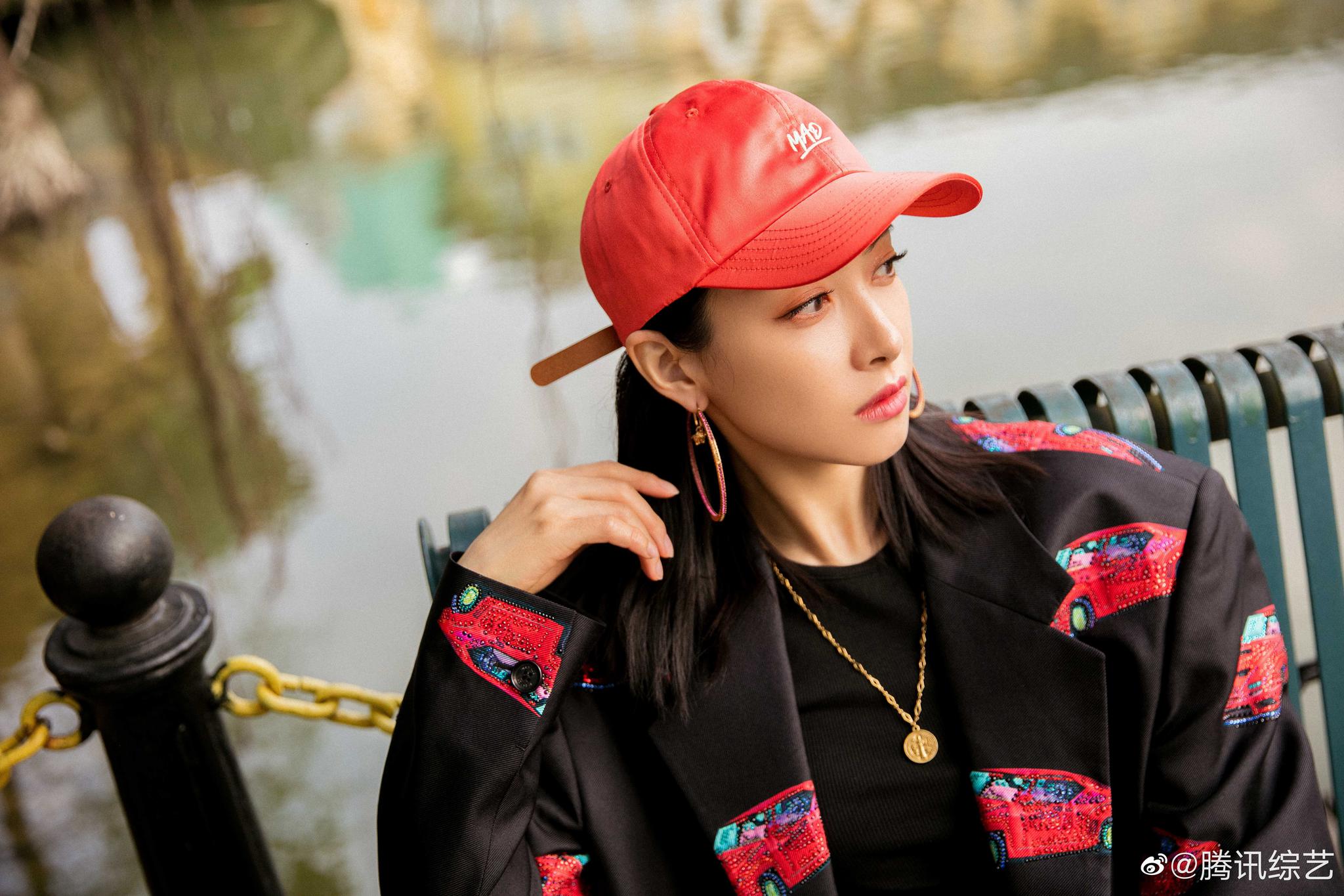 霸气slay宋教练 @宋茜 ,西装耳环鸭舌帽,我们教练真的太美丽了