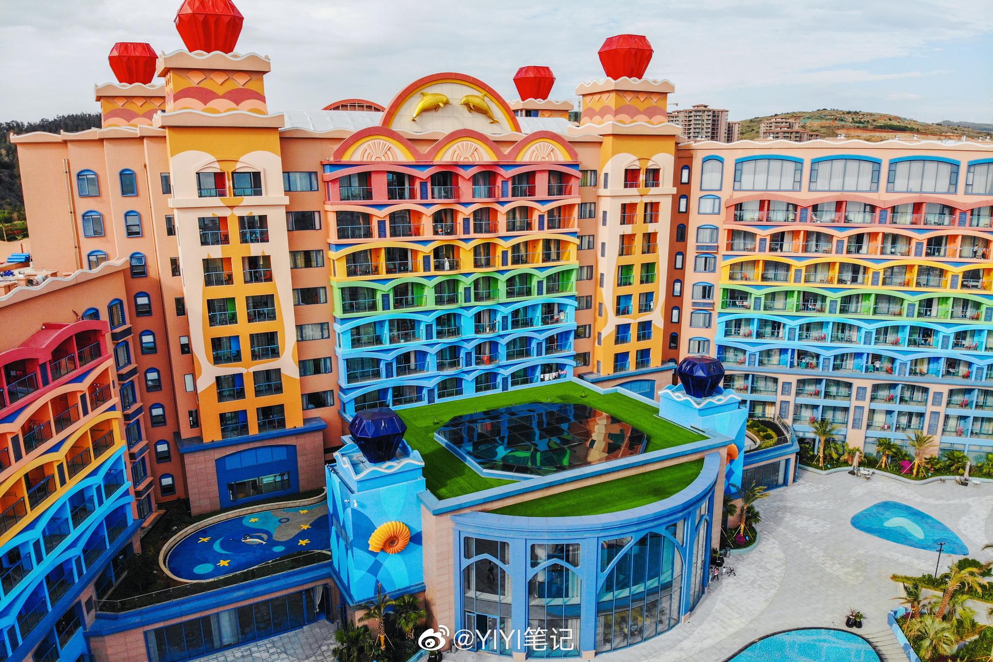 住在彩色城堡里,海豚湾酒店还可以近距离接触🐬哦