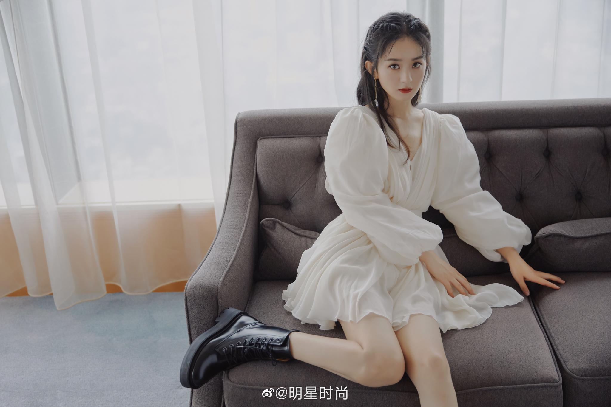 赵丽颖最新活动造型,一袭白色泡泡袖连衣裙仙气十足