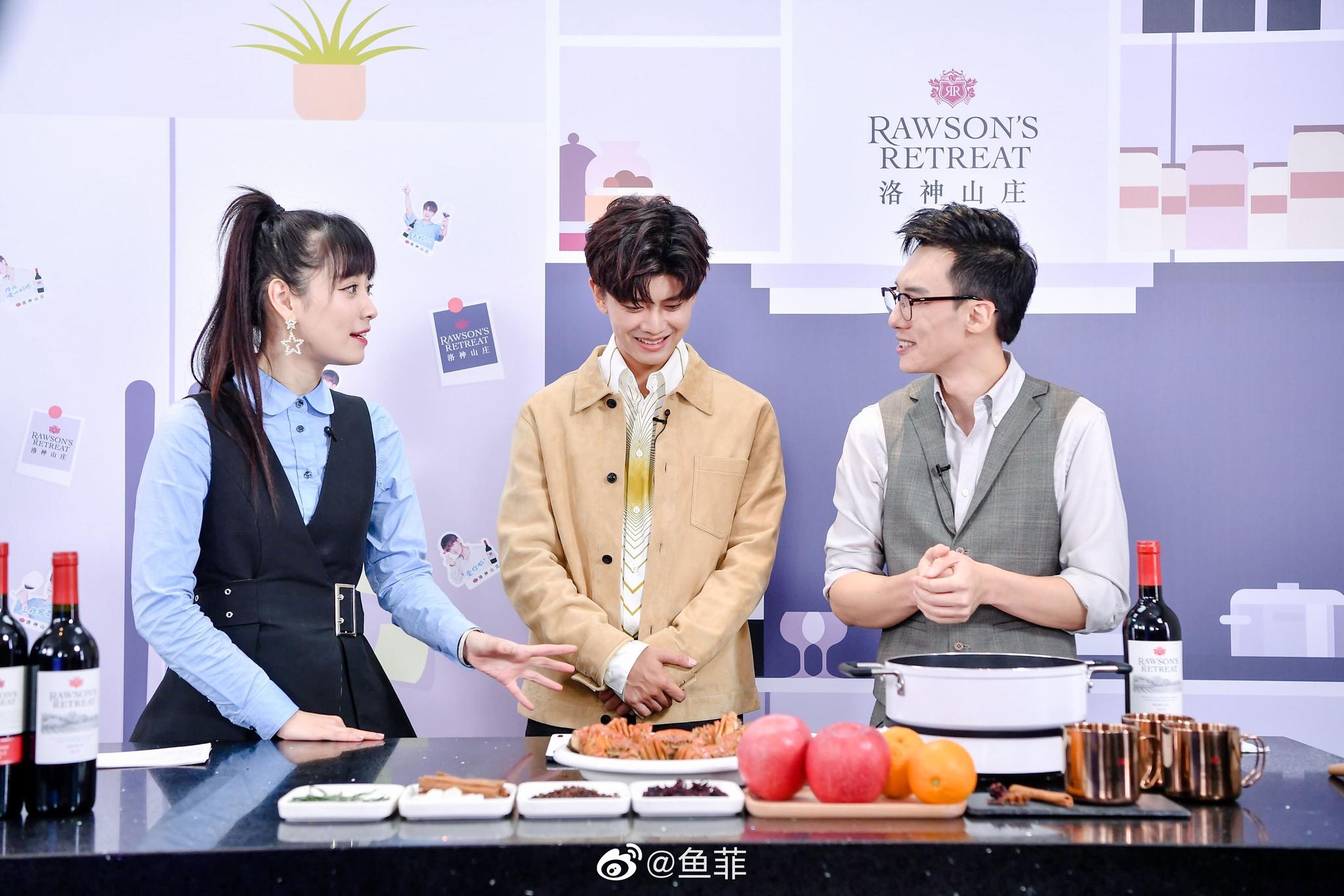 前两日直播,和任嘉伦的同框高清照小助理终于导出来了