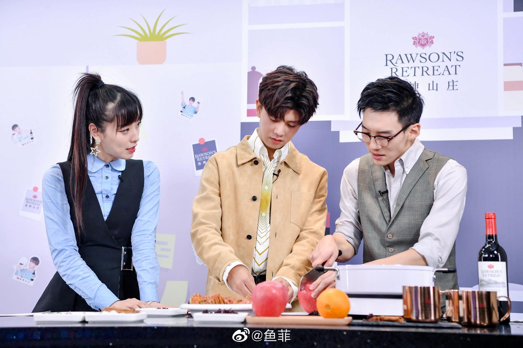 前两日直播,和任嘉伦的同框高清照小助理终于导出来了