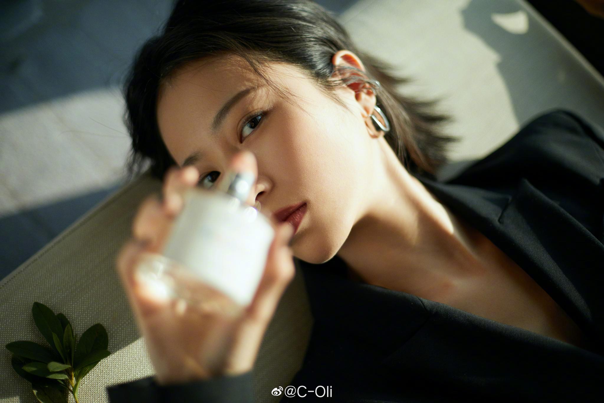 演员周雨彤一身黑色西装亮相品牌活动