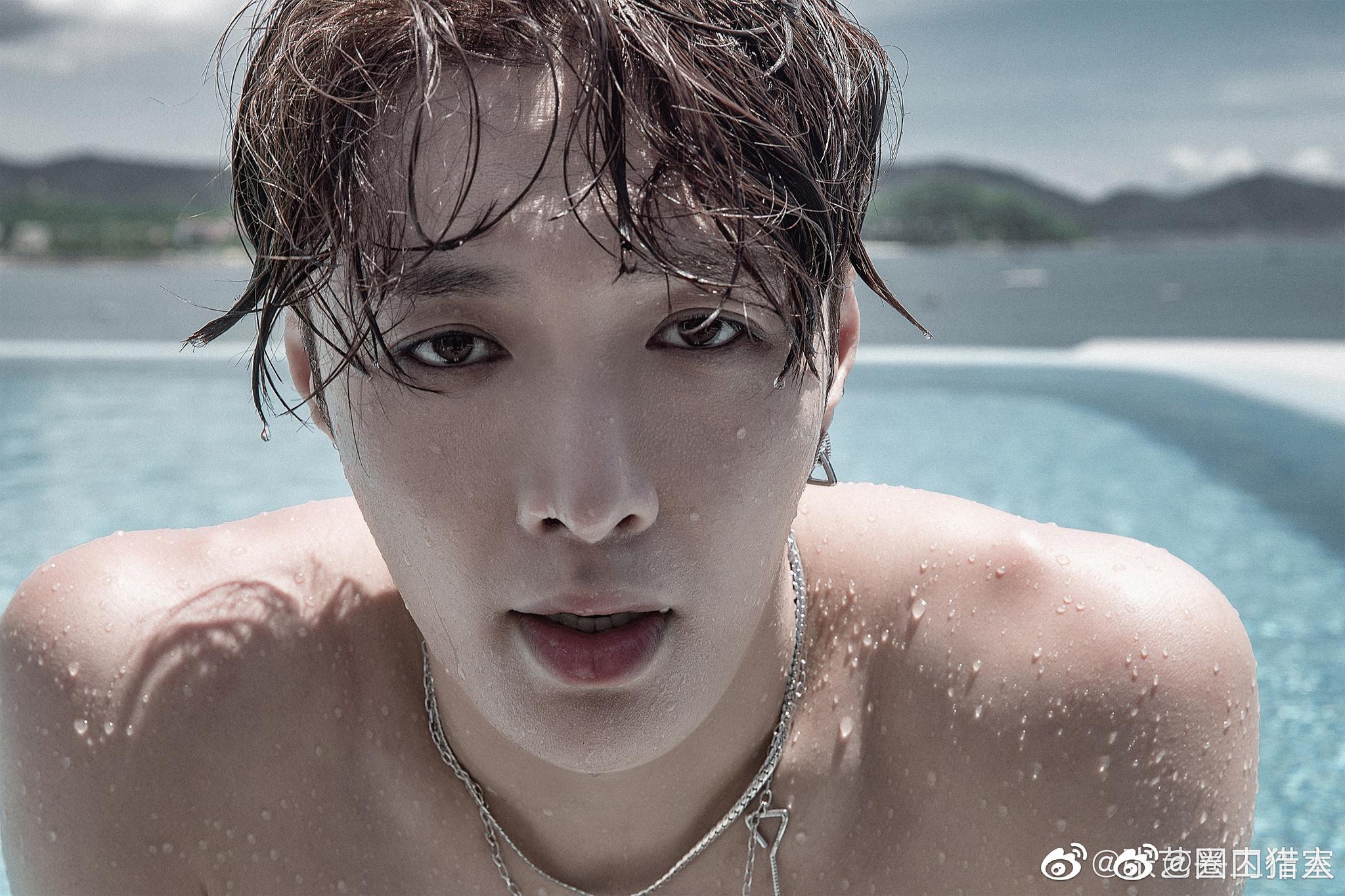 来康康张艺兴泳池大片,裸半身湿发,性感到极点!这谁顶得住哇!