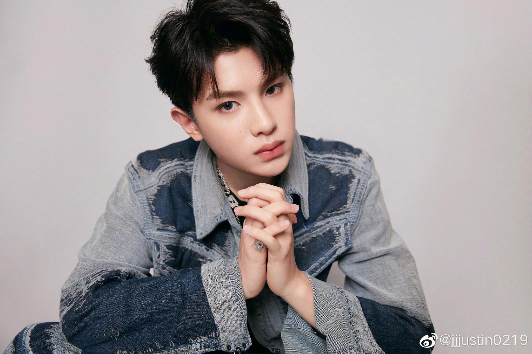 黄明昊最新写真大片来啦～ 小贾还是一如既往的帅气