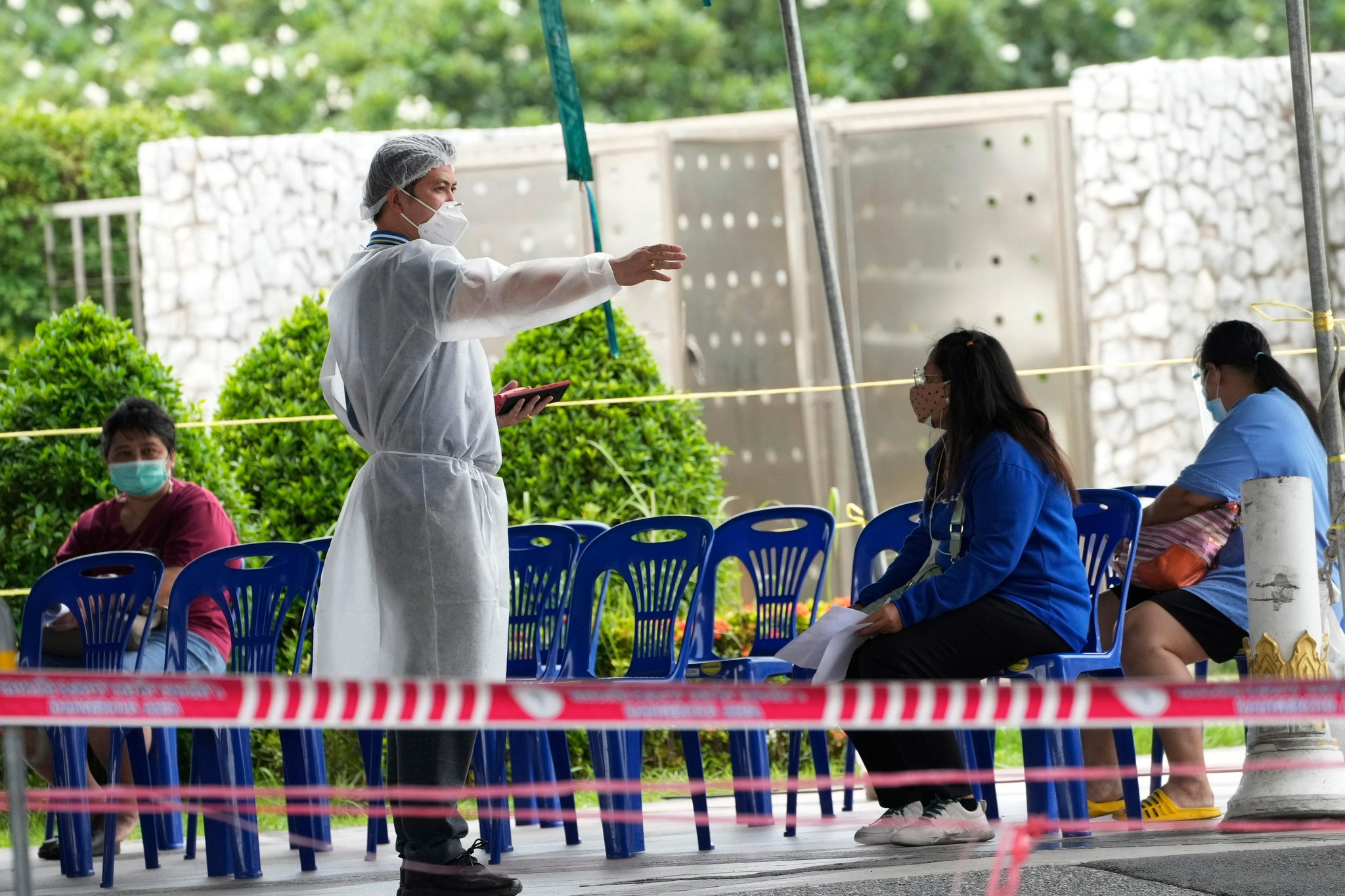 (外代一线)泰国单日新增新冠确诊病例数首次超过2万例