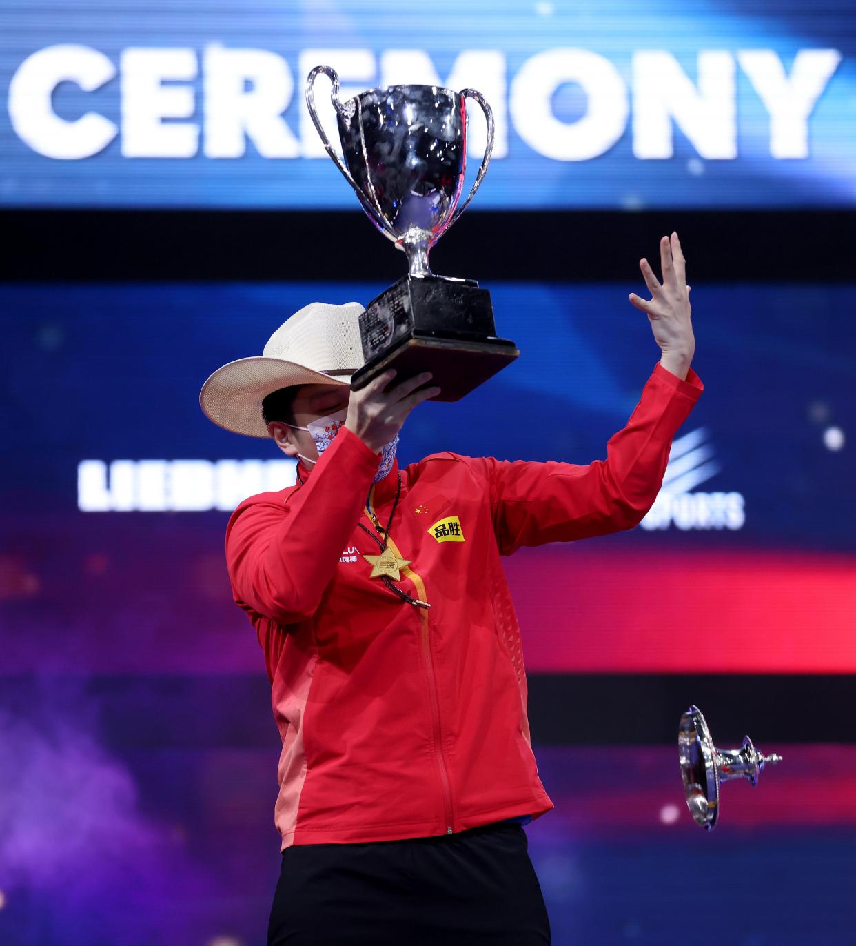 世乒赛领奖名场面逗乐全网樊振东和奖杯还不是太熟