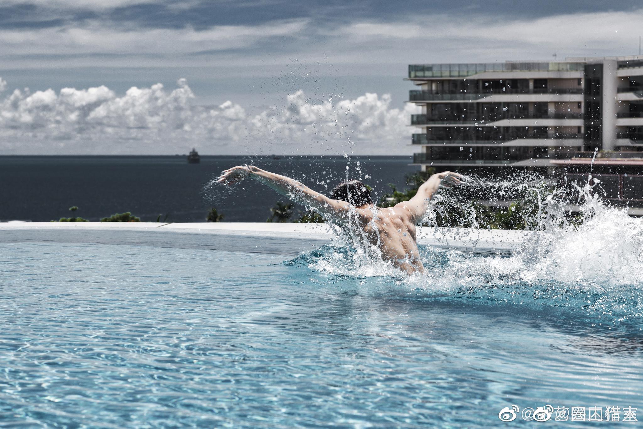来康康张艺兴泳池大片,裸半身湿发,性感到极点!这谁顶得住哇!