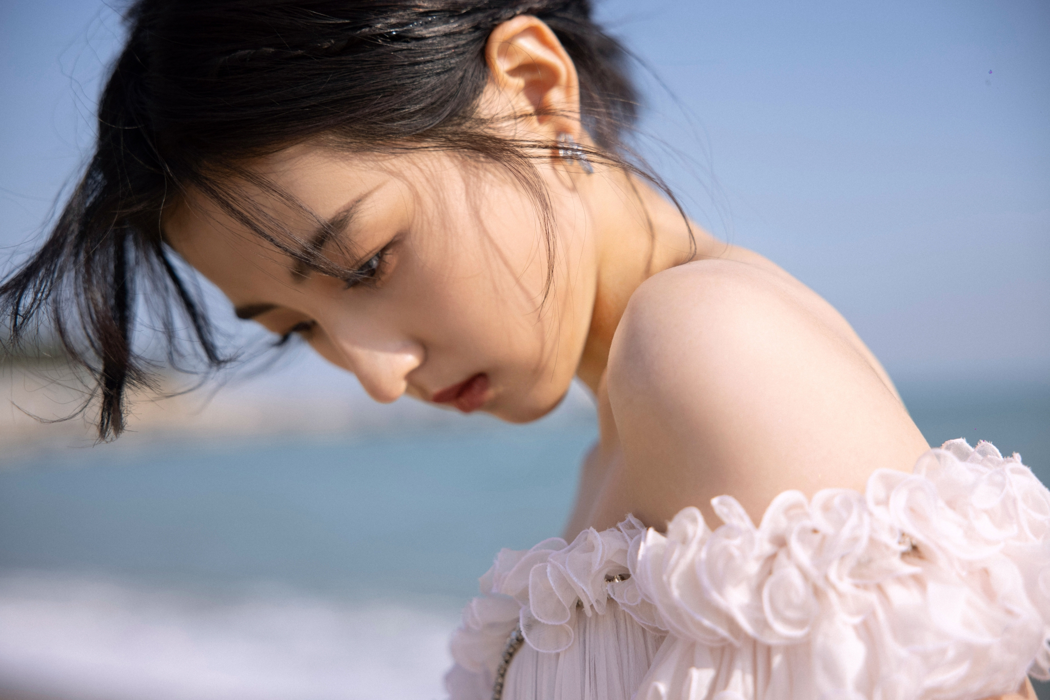 张子枫金鸡奖红毯造型身穿一袭浅色抹胸纱裙展现优越肩颈线