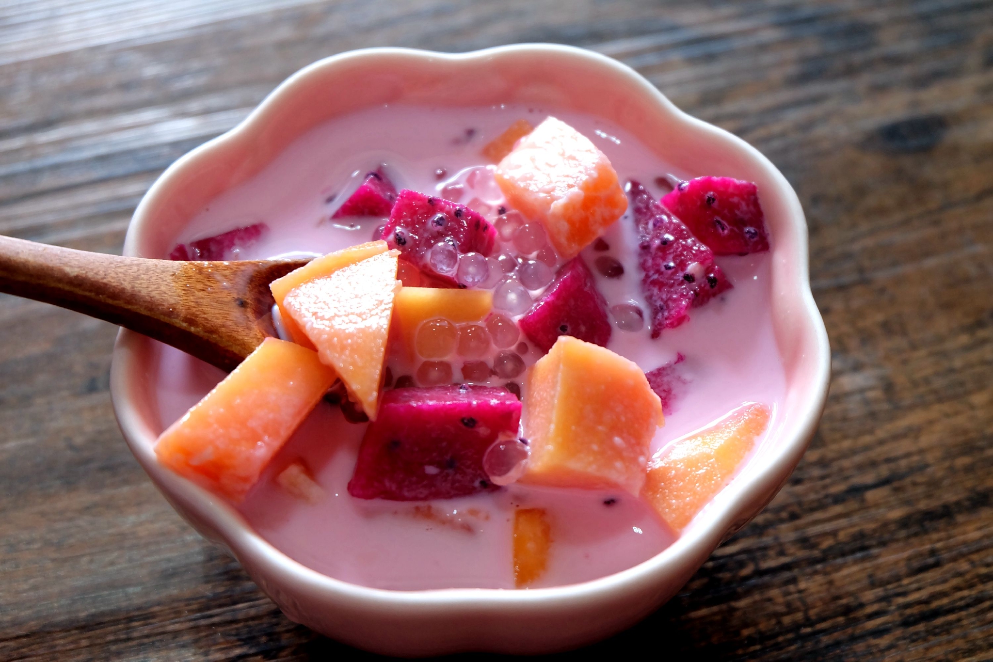 半个木瓜一碗西米搭配牛奶火龙果轻松制作夏日清凉甜品