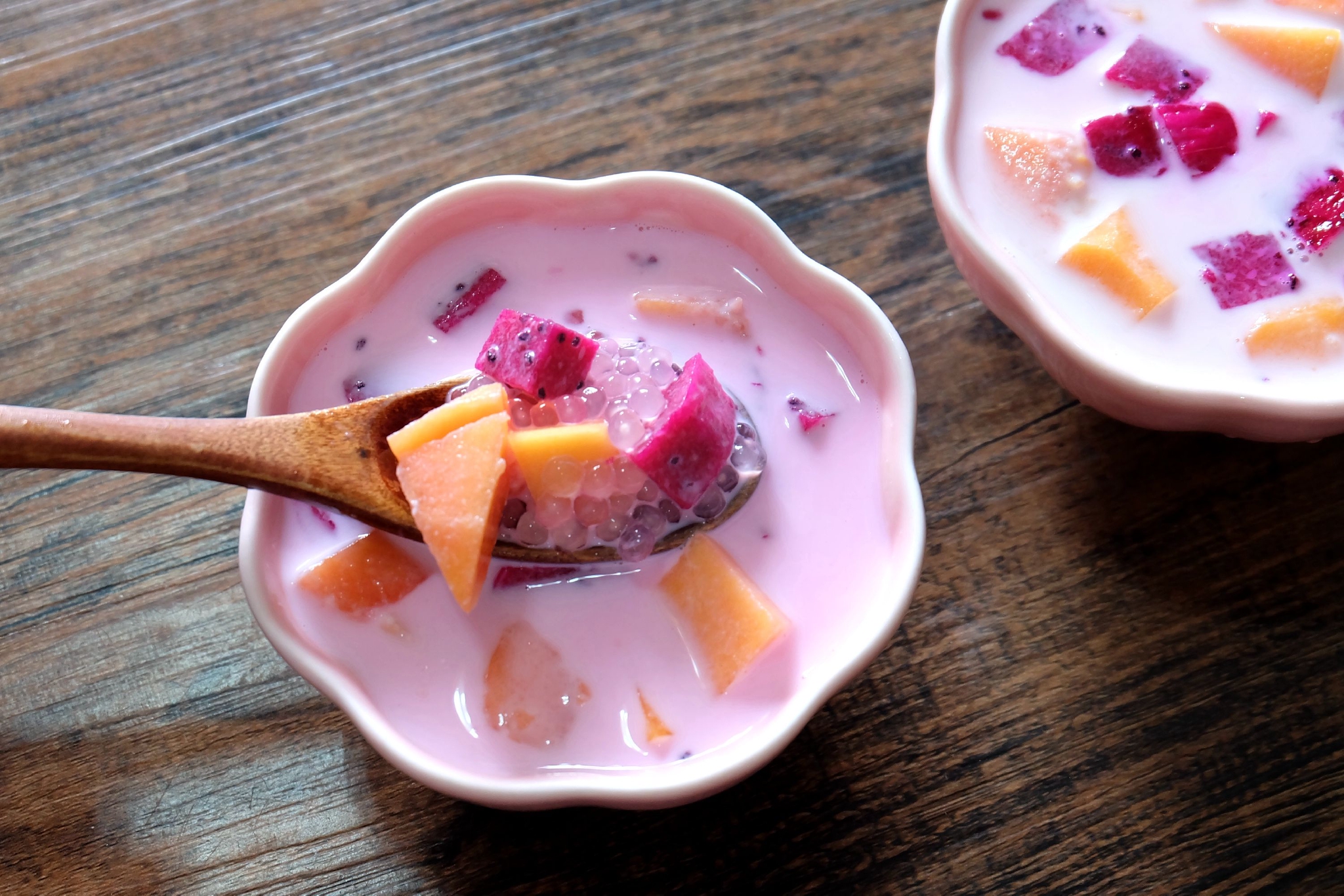 这个牛奶木瓜火龙果西米露,是我家两个小朋友都爱吃的甜品之一,木瓜和