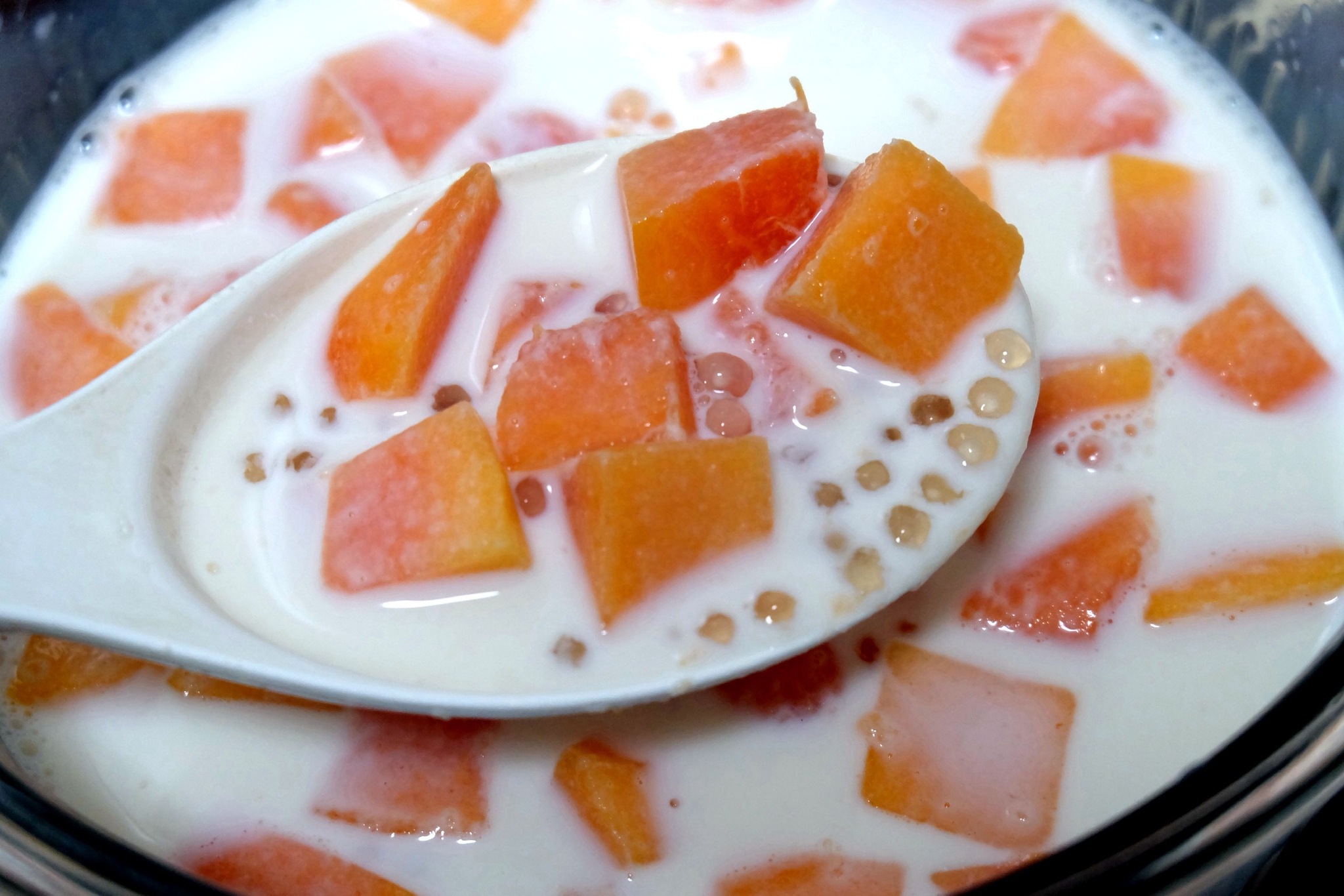 口感q弹,在牛奶里泡着,也是透明的,十分好看;7,将牛奶木瓜西米露盛到