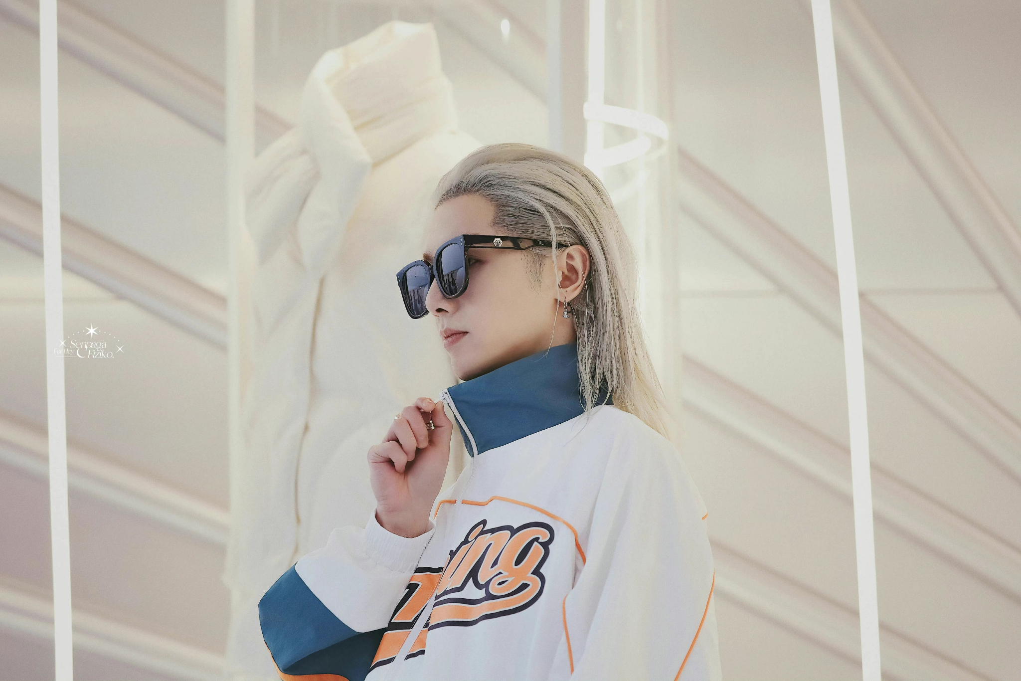 华晨宇今日活动饭拍 银发77墨镜,花花好酷