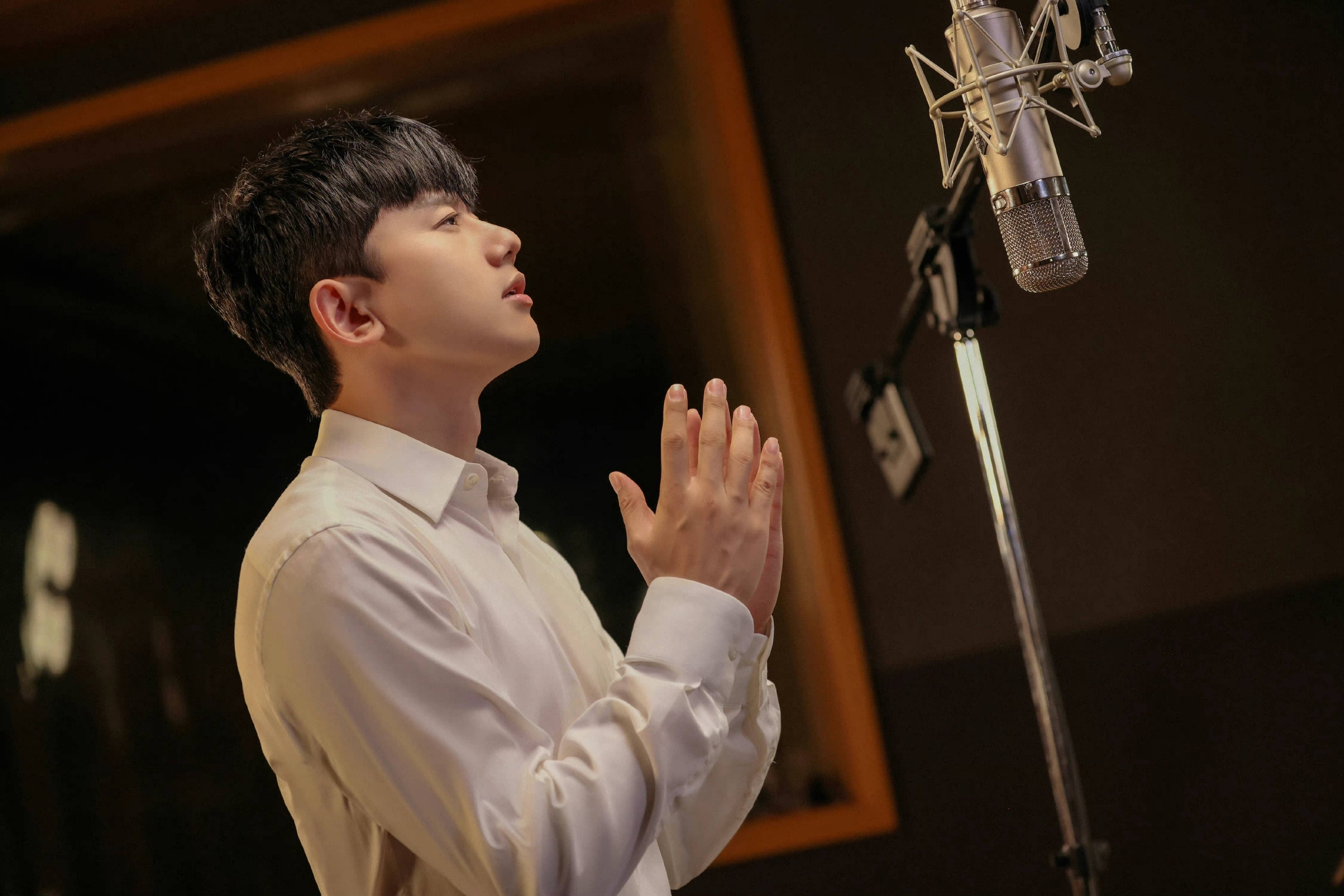 张杰我是守护的光mv剧照释出～白衬衫造型成熟稳重又不乏少年感!