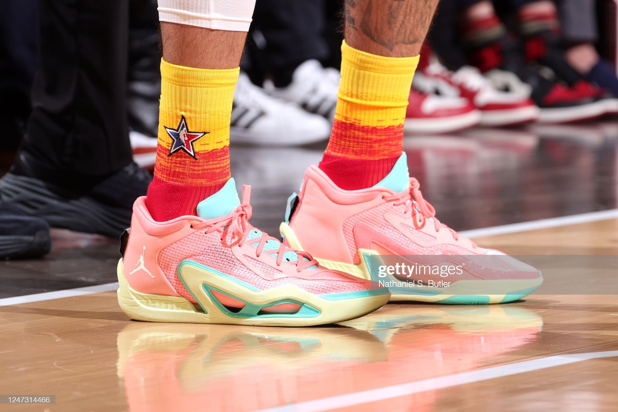 塔图姆今日脚着个人首代签名战靴jordan