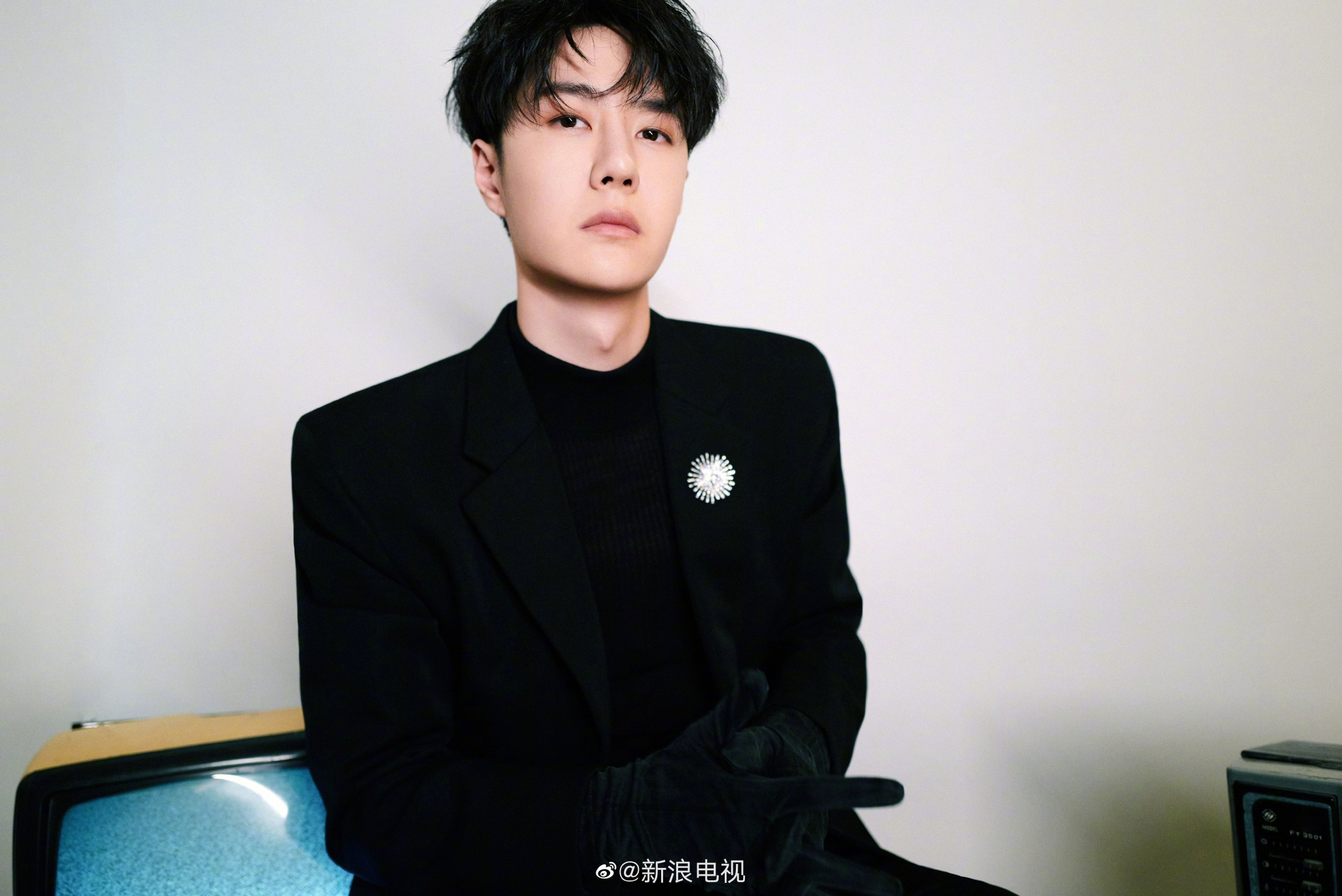 王一博微博之夜造型曝光,黑大衣搭配墨绿丝绒手套,戴钻石胸针